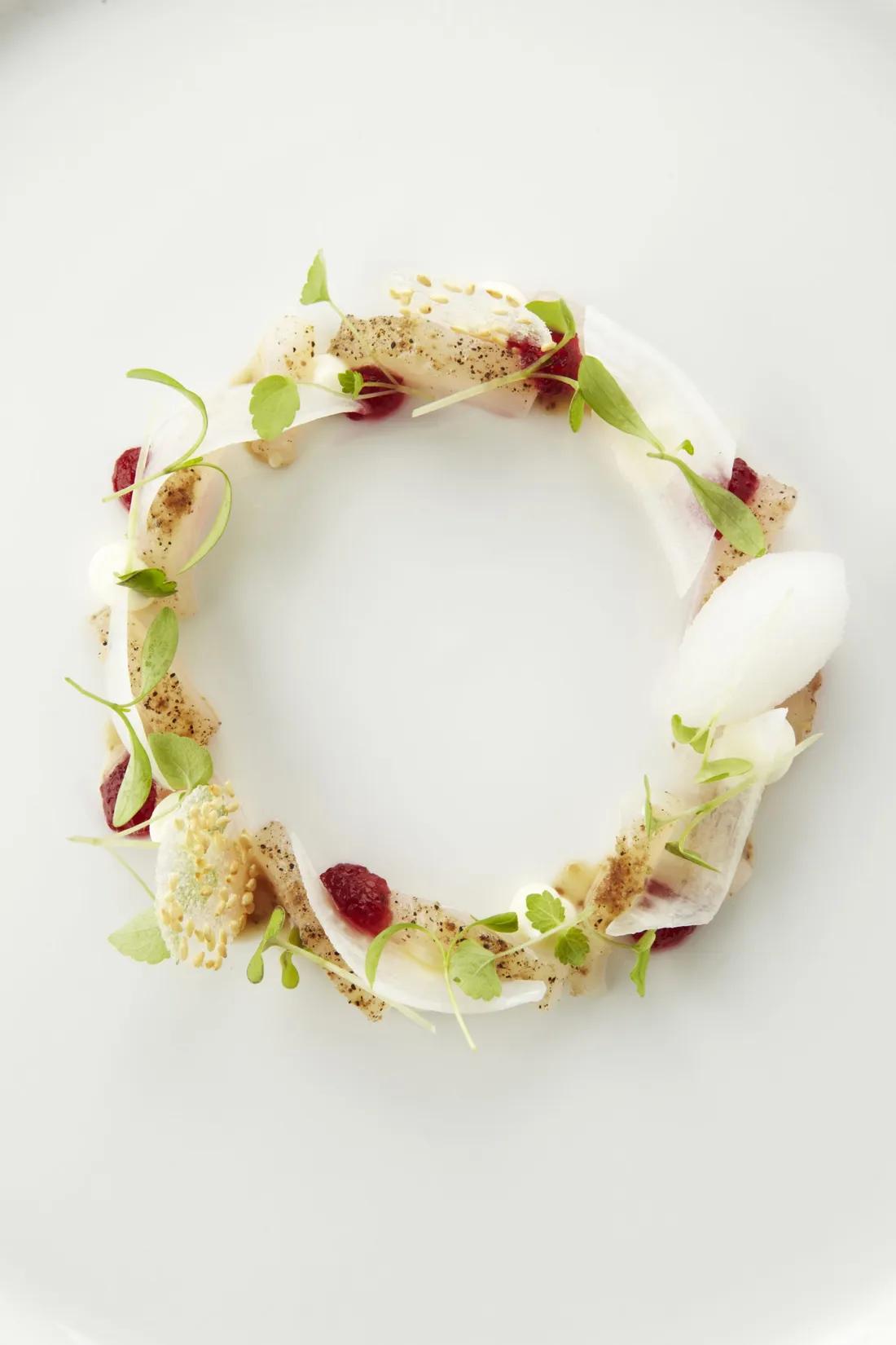 Gerecht met bloemen en kruiden