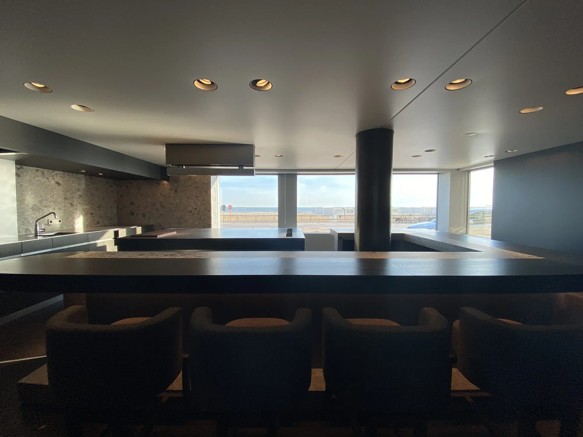 De zaal met de open keuken