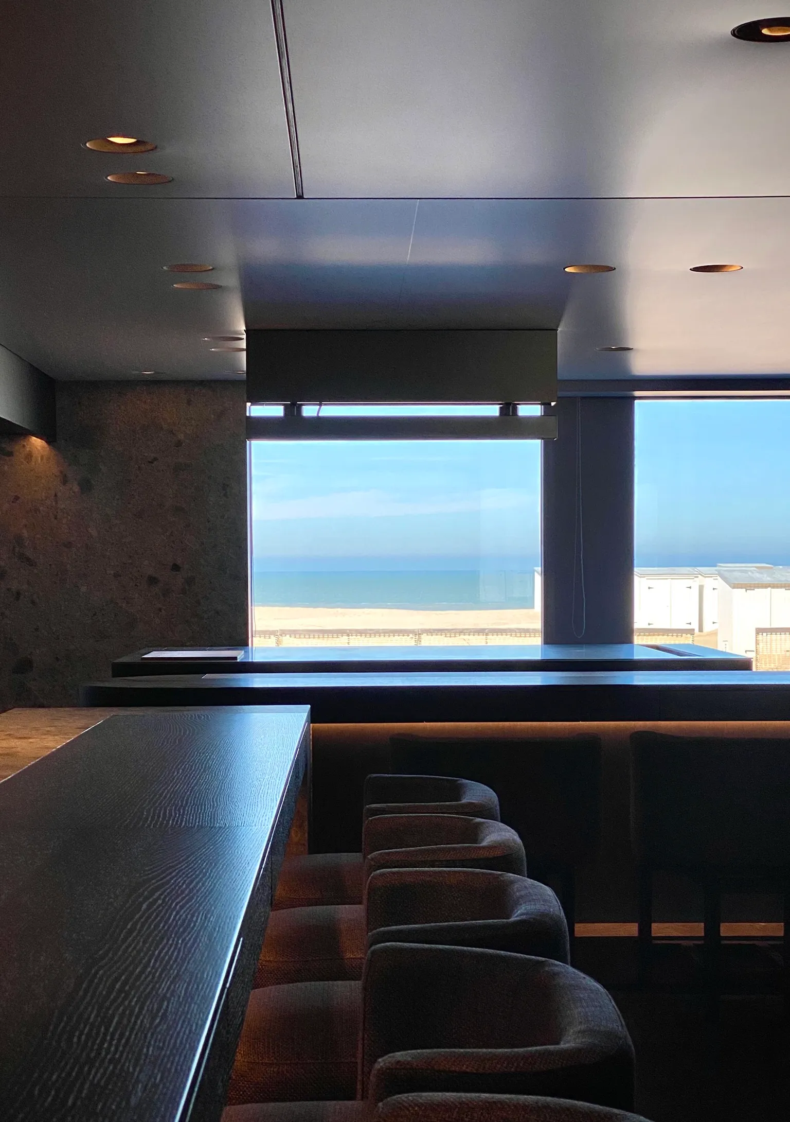 Zicht op zee vanuit het restaurant